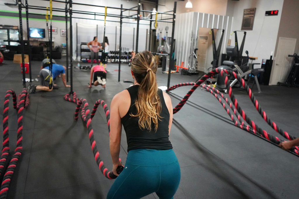 Descubre los beneficios del entrenamiento de fuerza para tu salud 1 mujer realizando entrenamiento de fuerza en un gimnasio