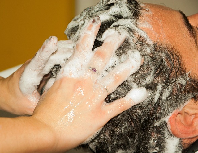 Caída de cabello en otoño: 3 claves para prevenirla 🍂 4 mujer lavando el cuero cabelludo - raquel wellness nutricion y entrenamiento