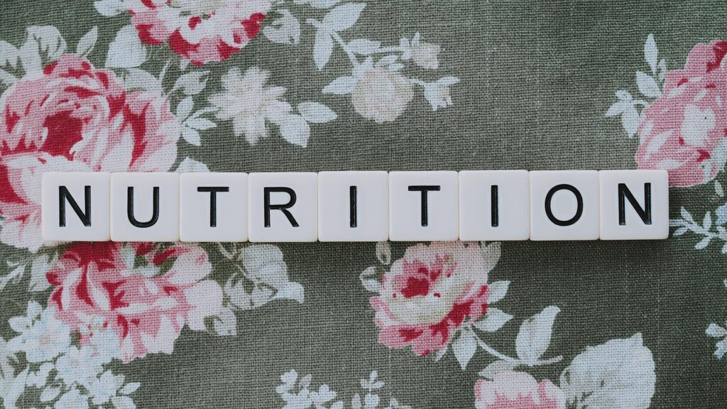 Caída de cabello en otoño: 3 claves para prevenirla 🍂 3 fondo de flores con la palabra nutricion - raquel wellness nutricion y enrenamienot