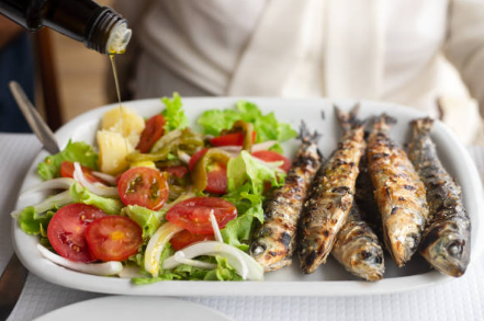 Menopausia : 5 consejos de alimentación que sí funcionan 2 plato saludable mediterráneto con ensalada y sardinas a la brasa